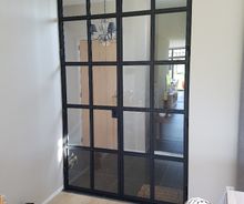 Moderne metalen deur met glas geplaatst door HNE Construct