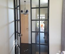 Moderne metalen deur open met glas geplaatst door HNE Construct