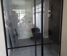 Strakke stalen deur met glas geplaatst door HNE Construct