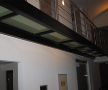 Metalen overloop met glazen panelen gemaakt door HNE Construct