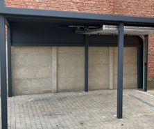 Stalen carport met geïntegreerde sectionaaloort door HNE Construct