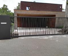 Moderne metalen poort geplaatst door HNE construct