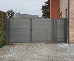 Moderne metalen poort met deur geplaatst door HNE construct