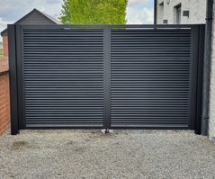 Moderne privacy metalen poort geplaast door HNE construct