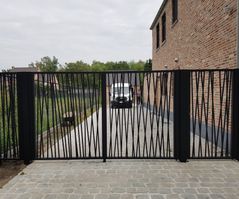 Moderne doorzichtige poort in een hedendaagse stijl