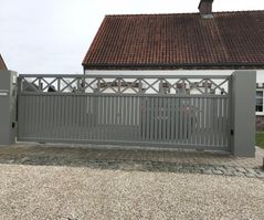 Klassieke stalen poort geplaatst door HNE Construct