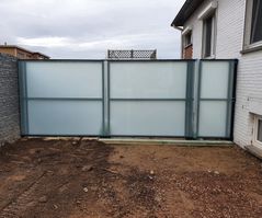 Glazen poort met stalen accenten geplaatst door HNE Construct