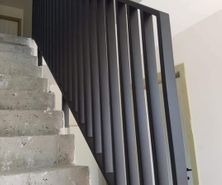 strakke moderne metalen balustrade op een trap