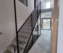 Moderne metalen balustrade op een trap