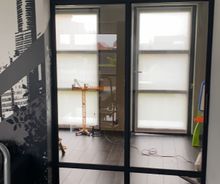 Moderne strakke binnendeur van metaal en glas