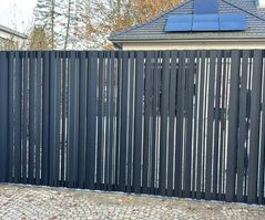 metalen poort op maat geplaatst door HNE Construct