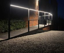 Moderne metalen balustrade met ingebouwde verlichting