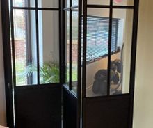 Klassieke binnendeur vouwdeur van metaal en glas