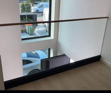 Glazen balustrade met stalen accenten geplaatst door HNE Construct