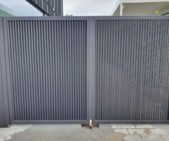 Moderne aluminium poort geplaatst door HNE Construct